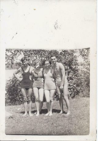 788p Vintage Photo Young Men And Women In Swimsuits Shapely Legs 1935