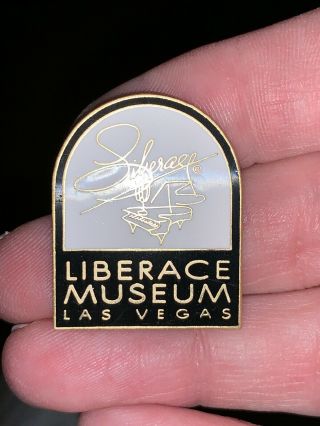 Vintage Liberace Museum Las Vegas Nevada Lapel Pin (cc)