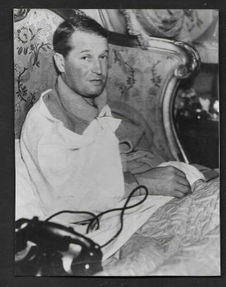 Press Photograph 1933 Actor Maurice Chevalier Escapes Serious Injury 1179