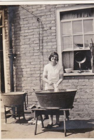 Unusual Old Photo Woman Dress Fashion Washing Bath Tubs House 1930s W10