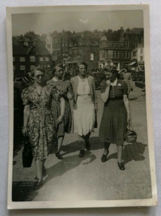 Vintage Old Photo People Fashion Pretty Women Glamour Walking Bridlington A5