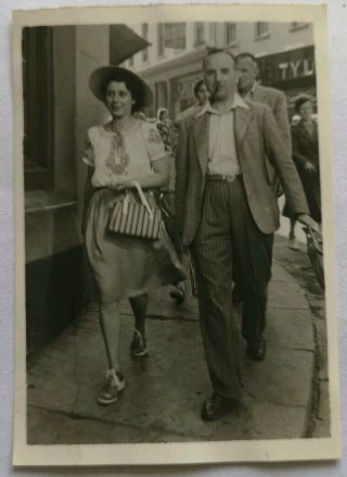 Vintage Old Photo People Fashion Pretty Women Men Glamour Clothing Walking A5