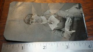 1860S - 70S TIN TYPE PHOTO PORTRAIT SEATED WOMAN WITH FLOWERS 2