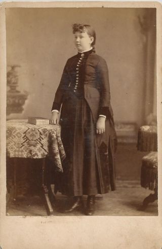 Old Photo Of Young Woman In Mourning Attire Late 1800s No Date/photographer