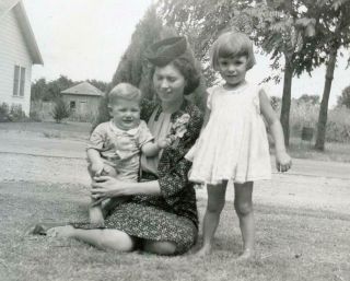 Vt384 Vtg Photo Woman In Pill Box Hat,  Two Children C 1940 