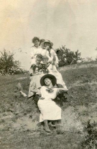 Gt134 Vtg Photo Playful Women Posing On Hillside C Early 1900 