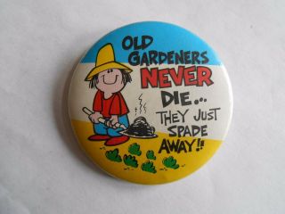 Cool Vintage 1973 Old Gardeners Never Die They Just Spade Away Slogan Pinback