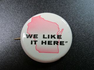 Vintage Wisconsin " We Like It Here " Button State Souvenir Pin Pinback