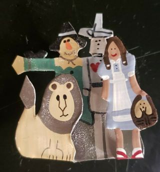 Wizard of Oz Pin Pinback Button Memorabilia Folk Art Dorthy Scare Crow Lion Tin 2