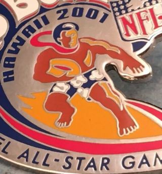 Collectible PRO - BOWL HAWAII Enamel Pin - Back NFL ALL - STAR GAME 2001 Wt 11.  6 3