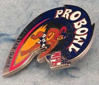 Collectible PRO - BOWL HAWAII Enamel Pin - Back NFL ALL - STAR GAME 2001 Wt 11.  6 4