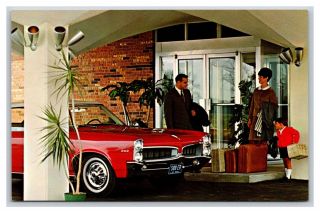Postcard Holiday Inn Cincinnati Oh Entrance,  W/ Red 1967 Pontiac Tempest Parked