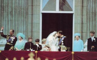 Princess Diana & Prince Charles Wedding 1981 Postcard Kiss Her Royal Family