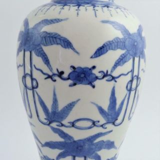 LARGE CHINESE BLUE AND WHITE PORCELAIN BALUSTER VASE AND COVER,  18th CENTURY 2