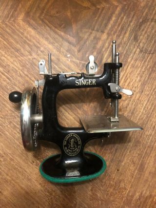 Singer Miniature Cast Iron Sewing Machine Hand Crank Antique