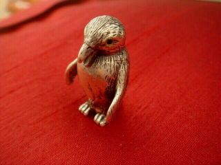 A FINE SOLID STERLING SILVER HALLMARKED MINIATURE NOVELTY PENGUIN PIN CUSHION 2