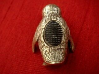 A FINE SOLID STERLING SILVER HALLMARKED MINIATURE NOVELTY PENGUIN PIN CUSHION 3