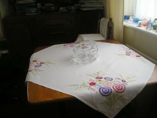 GORGEOUS VINTAGE LINEN TABLECLOTH EMBROIDERY SPRAYS OF DAISIES 2