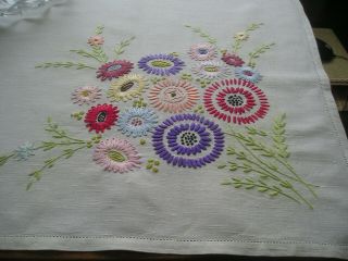GORGEOUS VINTAGE LINEN TABLECLOTH EMBROIDERY SPRAYS OF DAISIES 3