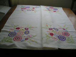 GORGEOUS VINTAGE LINEN TABLECLOTH EMBROIDERY SPRAYS OF DAISIES 4