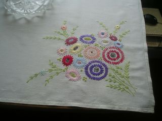 GORGEOUS VINTAGE LINEN TABLECLOTH EMBROIDERY SPRAYS OF DAISIES 5
