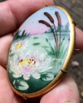 ANTIQUE HAND PAINTED WATER LILY & CATTAIL PORCELAIN BROOCH BRASS BACK AND PIN 2