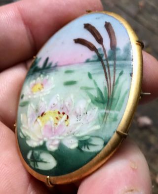 ANTIQUE HAND PAINTED WATER LILY & CATTAIL PORCELAIN BROOCH BRASS BACK AND PIN 3