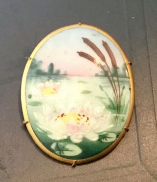 ANTIQUE HAND PAINTED WATER LILY & CATTAIL PORCELAIN BROOCH BRASS BACK AND PIN 4