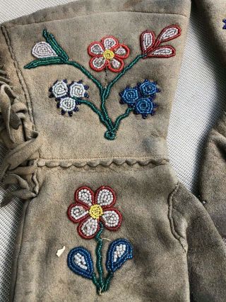 Fine cased 19th century Native American beadwork gloves - Gauntlets 5