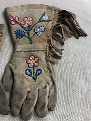 Fine cased 19th century Native American beadwork gloves - Gauntlets 7