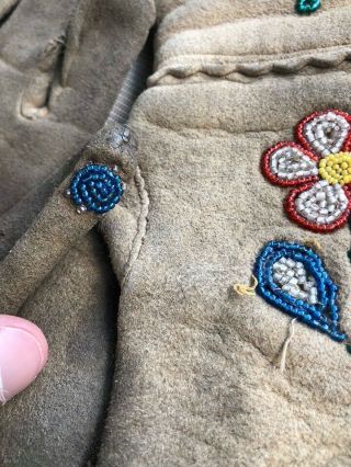 Fine cased 19th century Native American beadwork gloves - Gauntlets 8