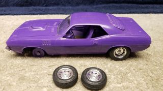 Vintage Hemi Cuda 1/25 Scale in Purple Build Up 2