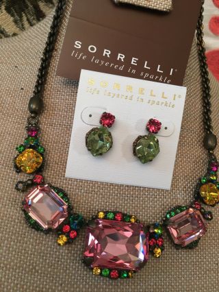 Sorrelli " Hibiscus " Classic Bright Color Necklace & Earrings Antique Goldtone