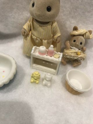 Sylvanian Families Baby Bath Time With Mother 2