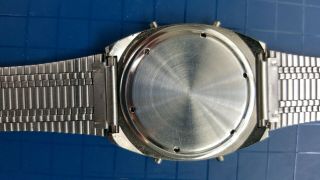 rare its a vintage melody watch in and it has 1 melody. 3