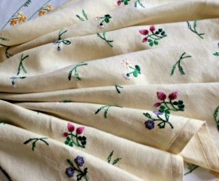 VINTAGE CREAM LINEN Hand EMBROIDERED Tablecloth Gorgeous Wild Flowers 3