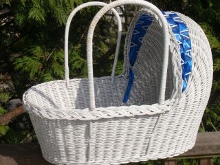 Antique White Wicker Baby Or Doll Carrying Basket Portable Crib Bassinet