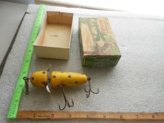 VINTAGE MUSKY YELLOW GOLD SPOTTED PFLUEGER GLOBE WOODEN FISHING LURE 2