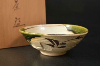 U483: Japanese Oribe - Ware Green Glaze Flower Pattern Tea Bowl W/signed Box