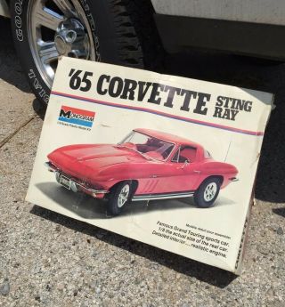 Vintage Monogram 1965 Corvette Sting Ray 1/8 Model Kit