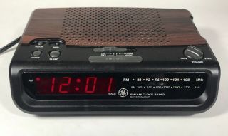 Vintage Ge General Electric 7 - 4613a Am - Fm Digital Alarm Clock Radio Wood Grain