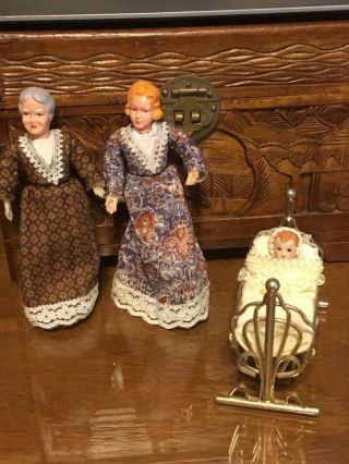 Vintage Dollhouse Dolls Family Of 3 - Mom,  Grandma,  Baby In Crib - 1:12 Scale