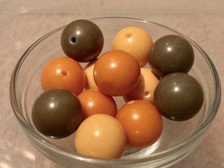 12 Sage Green,  Cream And Apricot 22mm Bakelite Loose Beads With Holes