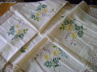 STUNNING VINTAGE TABLECLOTH HAND EMBROIDERED FLOWERS AND LACE EDGE, 2