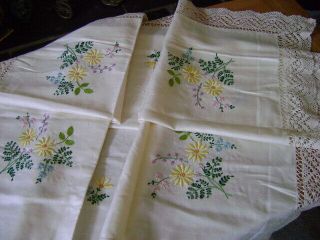 STUNNING VINTAGE TABLECLOTH HAND EMBROIDERED FLOWERS AND LACE EDGE, 3