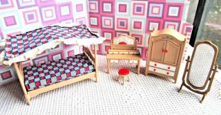 Tomy Smaller Home Dollhouse Furniture:bedroom:bed&dresser&vanity&chest&mirror,