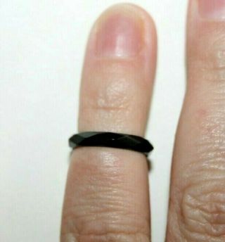 ANTIQUE VICTORIAN FACETED WHITBY JET CHILD ' S BAND RING 3
