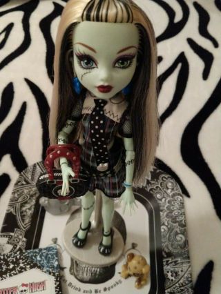 Pre - Owned 2009 Monster High 1st Wave Frankie Stein Doll & Accessories Complete 2