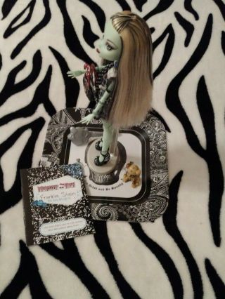 Pre - Owned 2009 Monster High 1st Wave Frankie Stein Doll & Accessories Complete 5