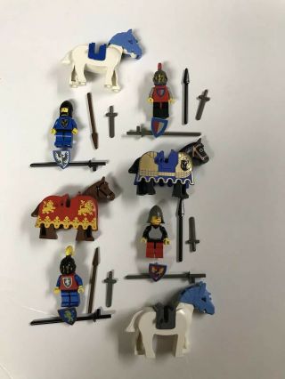 Lego Vintage Castle Knight Minifigures And Horses W/barding,  Short Swords,  Plum